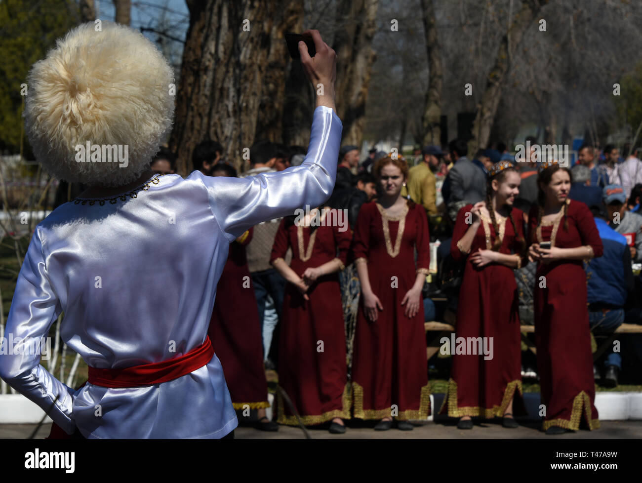 Turkvölker tanzen auf der Nowruz Feier in Astrachan, Russland. Stockfoto