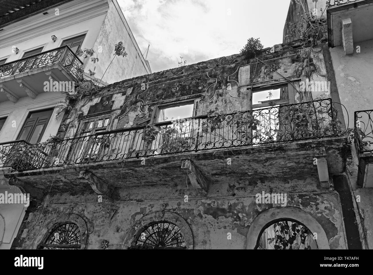 Haus in der Casco Viejo, Ruine der Altstadt von Panama City in Schwarz und Weiß Stockfoto