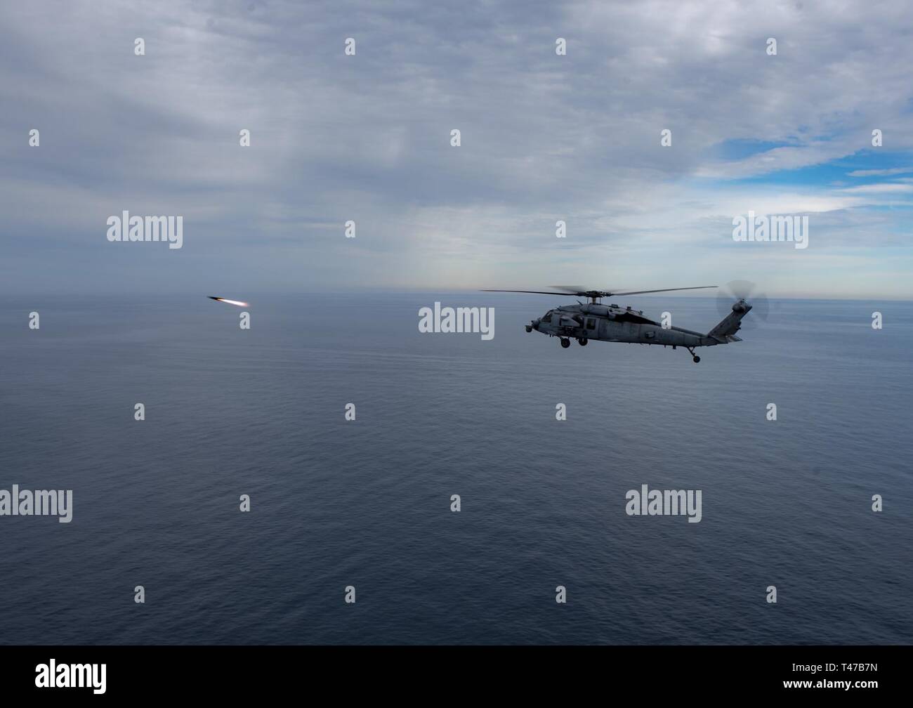 Atlantik (11. März 2019) Einem MH-60S Seahawk, zu der "Ritter" der Hubschrauber Meer Combat Squadron (HSC) 22, eine AGM-114 Hellfire Rakete während der Übung Savage Eis Feuer zugeordnet. Savage Eis ist eine Übung mit dem Hubschrauber Meer Bekämpfung von Waffen Schule Atlantik durchgeführt, die staffeln die Gelegenheit zu üben, das Interesse bewegte Ziele. Stockfoto