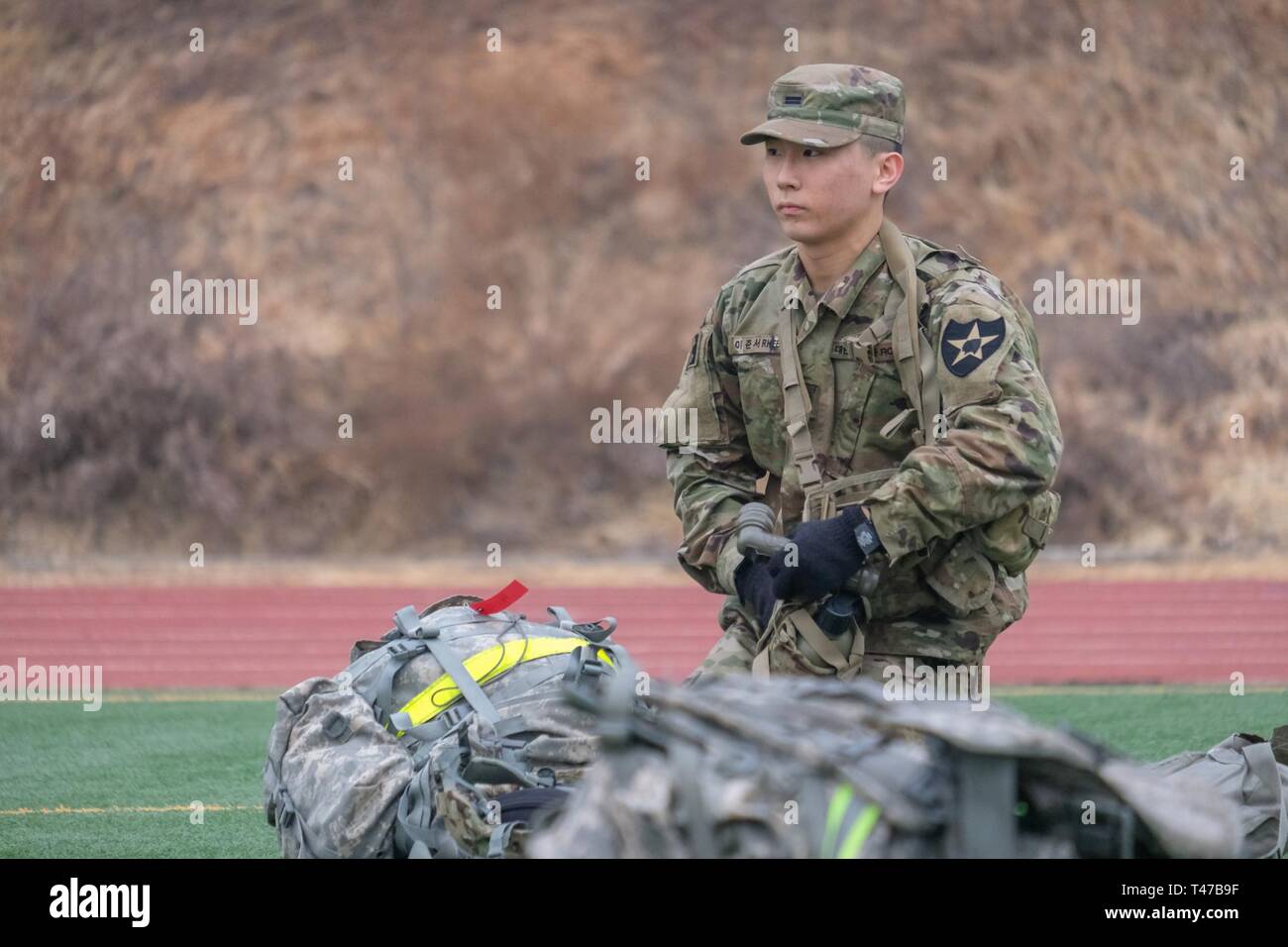 Pfc. Jun Seo Rhee, Korean Augmentation der US-Armee (KATUSA) Human Resources Specialist, Batterie B., 6 Battalion, 37th Field Artillery Regiment, 210Th Field Artillery Brigade (FAB), packt seine Ausrüstung für ein Layout nach Abschluss der acht - Meile ruck März während der 210Th FAB2019 am besten Krieger Wettbewerb, Camp Casey, der Republik Korea, 12. März 2019. Der ruck März begann der diesjährige Wettbewerb mit 24 Soldaten im Wettbewerb um den ersten Platz in der folgenden Reihen: Junior, noncommissioned Officer, Warrant Officer, Offizier und Koreanisch Augmentation in die Vereinigten St Stockfoto