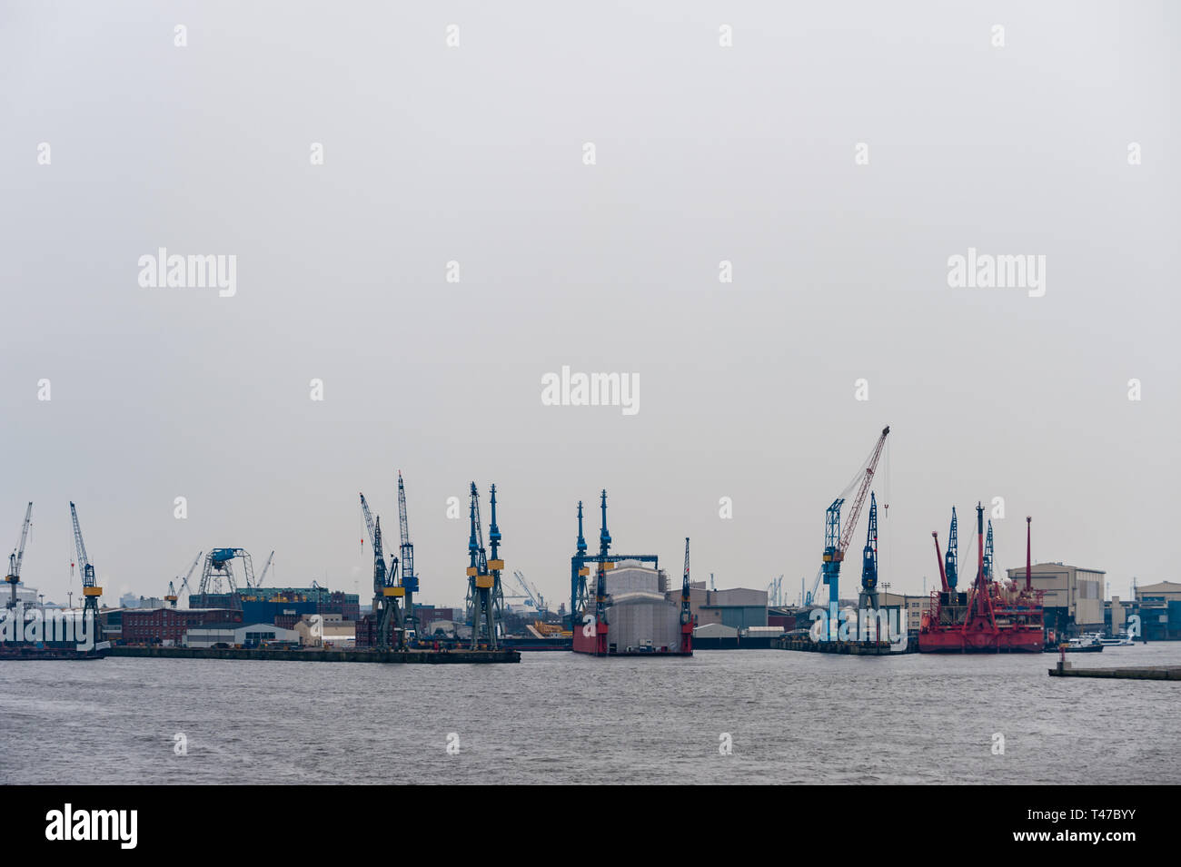 Hamburg, Deutschland - 01 März, 2014: Blick in die Werft Blohm & Voss bei bewölkten Tag mit maskierten Schiff im Trockendock in Hamburg, Deutschland Stockfoto