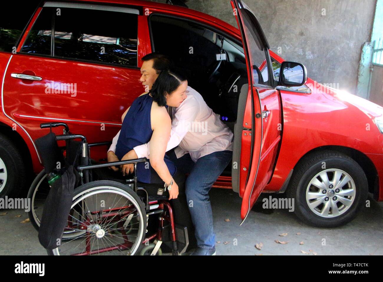 Philippinen. 08 Apr, 2019. Frau Engel G. Villafuerte (Mitte) ist die Vorbereitung auf das Auto von ihrem Ehemann Dr. Joseph Villafuerte (rechts) mit Ihrer Assistentin Jenice G. Luranang werden (die sich in ihrem Haus links), bevor sie die Schule für das Studium ihres Sohnes Jose Angelo Villafuerte in Cainta Rizal gehen am 8. April 2019. Credit: Gregorio B. Dantes jr./Pacific Press/Alamy leben Nachrichten Stockfoto