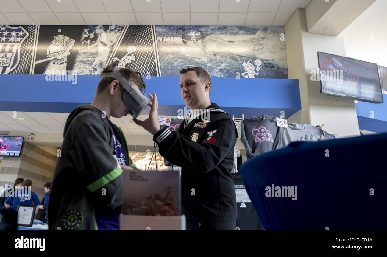 Louis (15. März 2019) Navy Ratgeber 1. Klasse Andrew Foster,  Marine-Einziehende Bezirk (Nrd) St. Louis Zugewiesen Wurde, Verwendet Die  Virtuelle Realität Schutzbrille Ein High School Kursteilnehmer, Wie Es Ist,  In Der Marine