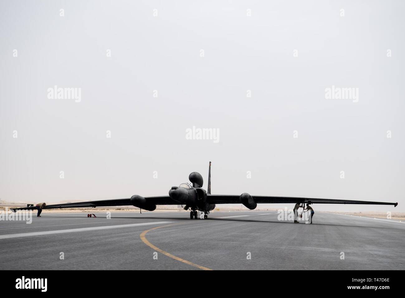 99Th Expeditionary Reconnaissance Squadron Flieger pogo Zahnrad anbringen, kleine Räder, die Ihnen helfen, die Flügel den Boden während des Rollens, zu einer U-2 Dragon Lady nach der Landung am Al Dhafra Air Base, Vereinigte Arabische Emirate, 15.03.2019. Allgemein als die Schwierigsten Flugzeug der Welt zu fliegen, die U-2 Dragon Lady hat Wirt zu weniger als 15-hundert Piloten seit dem Erstflug im Jahr 1955. Stockfoto