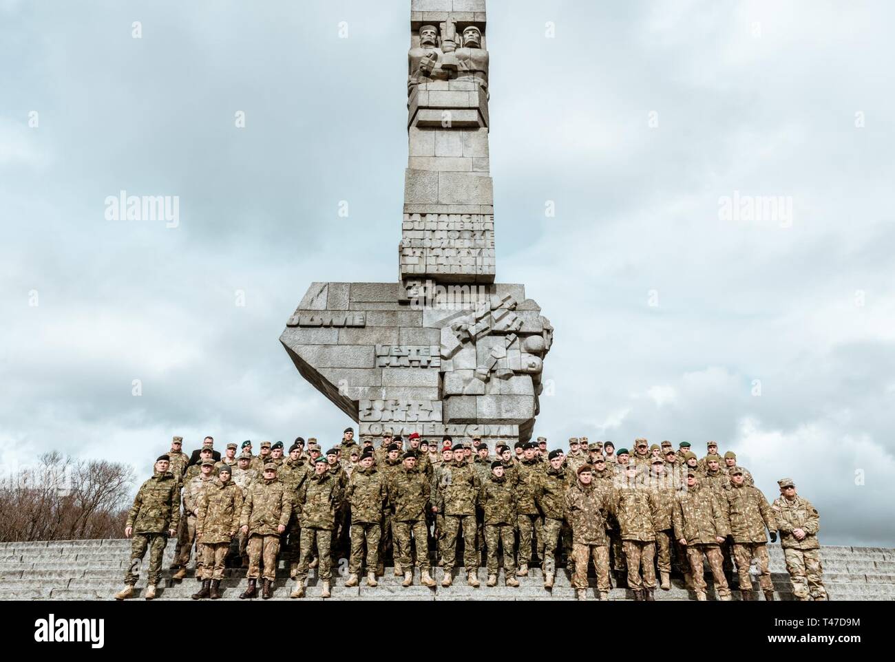 Battle Group Polen Soldaten besuchten die Westerplatte, Stutthof Museum, Museum des Zweiten Weltkriegs, und ein paar andere historische Orte in der Stadt Danzig, Polen. Diese Veranstaltung wurde vom Nationalen Polnischen Stiftung, der Mission wurde an Soldaten über Polen lehren, sowie Soldaten geben die Möglichkeit, die Polen reiche Kultur, die Geschichte und die einzigartige Natur zu erleben. Stockfoto