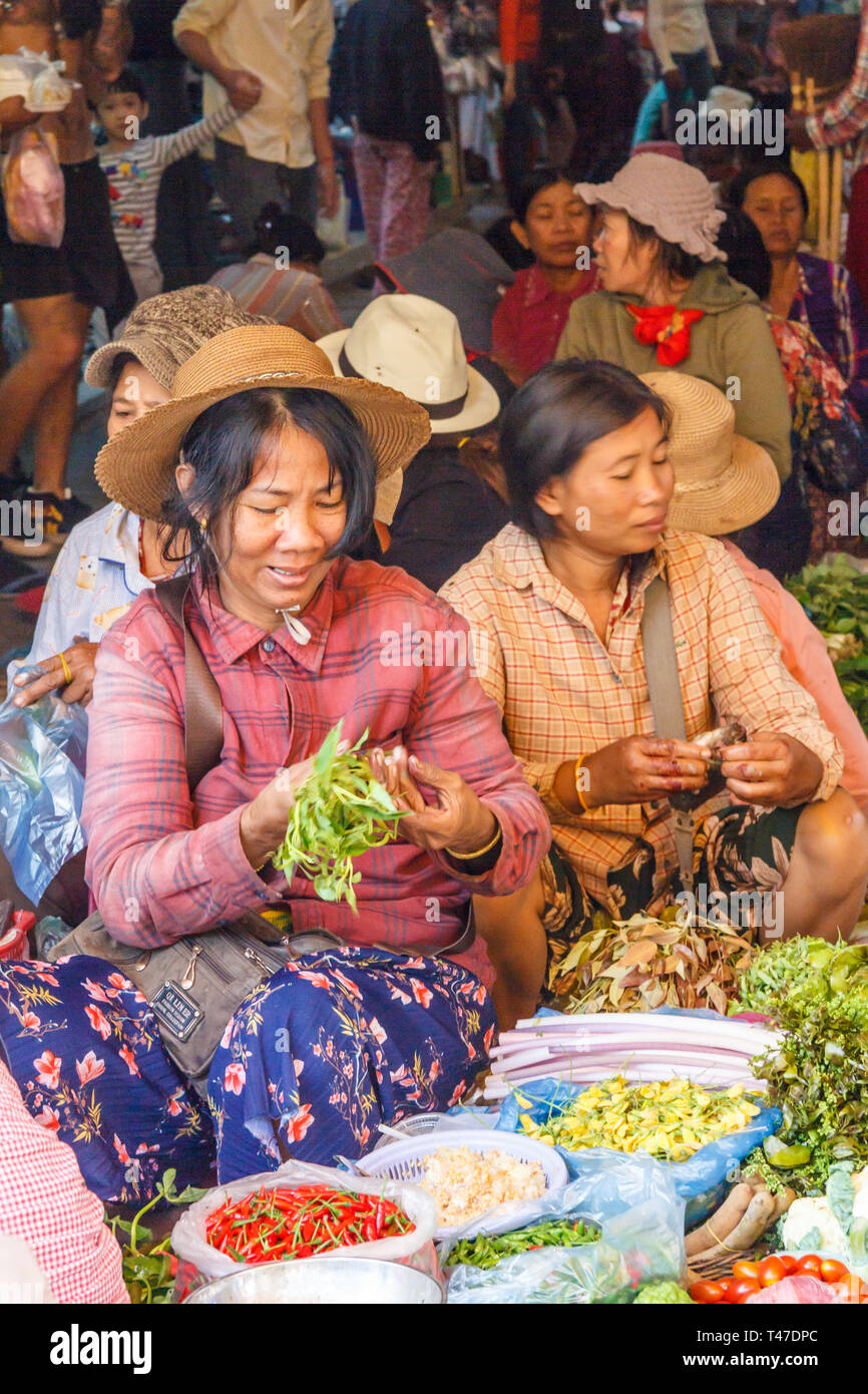 Siem Reap, Kambodscha - 14. Januar 2018: Frauen Gemüse Verkauf in den Alten Markt. Der Markt ist jeden Tag geöffnet für lokale Produkte. Stockfoto