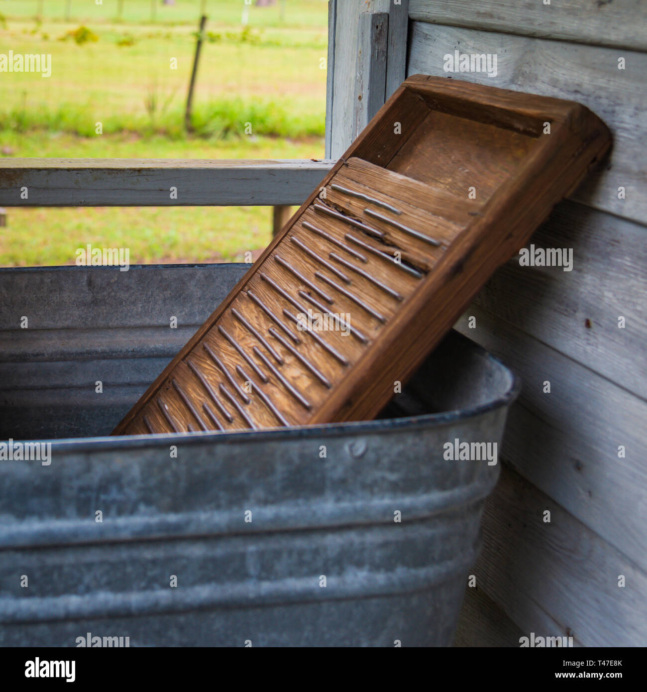 Antikes WI in Zinkwanne auf der Veranda Stockfoto