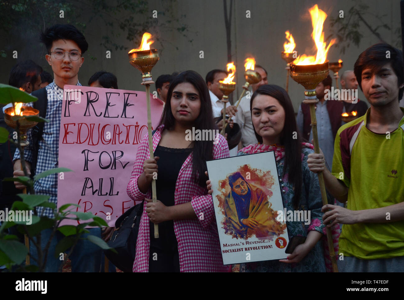 Aktivisten des Marschalls von März Ausschuss und die Mitglieder der Progressiven Studenten Föderation halten eine Kundgebung in Verbindung mit Mashal Khan vorbei vor der Presse. Mashal Khan war ein Paschtune und muslimische Studenten an der Abdul Wali Khan Universität Mardan, Pakistan, die von einem wütenden Mob in den Räumlichkeiten der Universität getötet wurde, über Behauptungen, blasphemische Inhalte online. Folgende Untersuchungen, Inspector General der Polizei später erklärte "Wir haben keine konkreten Beweise, unter denen [eine Blasphemie] Untersuchung oder rechtliche Schritte gegen Mashal, Abdullah oder Subair' Mash gestartet werden kann finden Stockfoto