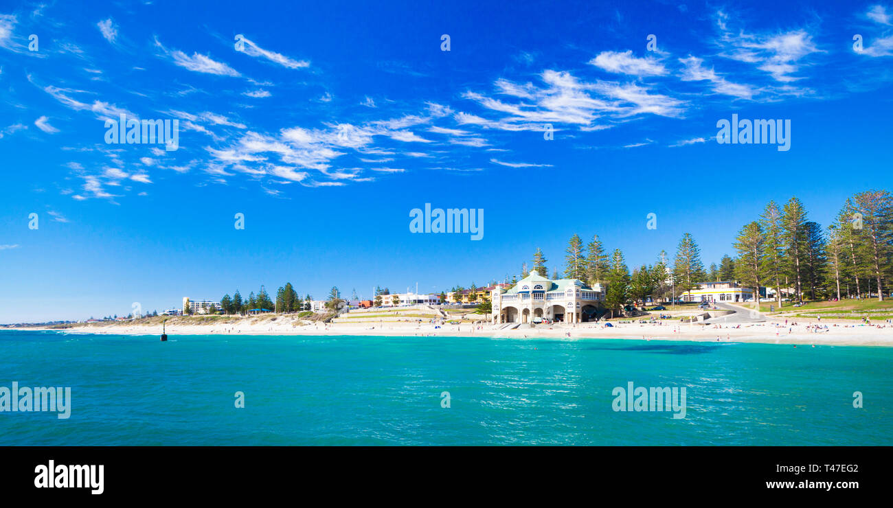 Cottesloe Beach, Perth, Australien. Cirrus Wolken über Cottesloe Beach auf einer schönen, heißen, sonnigen Tag Stockfoto