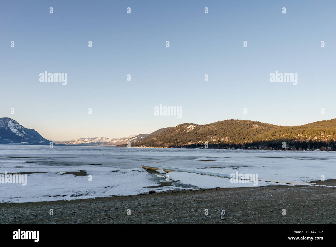 Kalter morgen Landschaft von gefrorenen Little Shuswap Lake British Columbia Kanada. Stockfoto