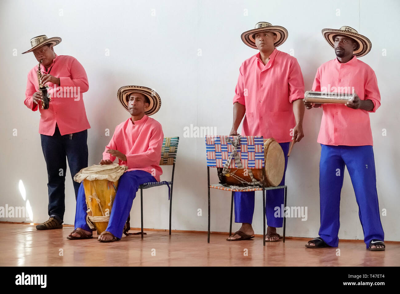 Cartagena Kolumbien, Museo Naval del Caribe, karibisches Marinemuseum, Einwohner von Hispanic, Bewohner, Männer, Männer, Band, Musiker, die spielen, Unterhaltung, Traditions Stockfoto