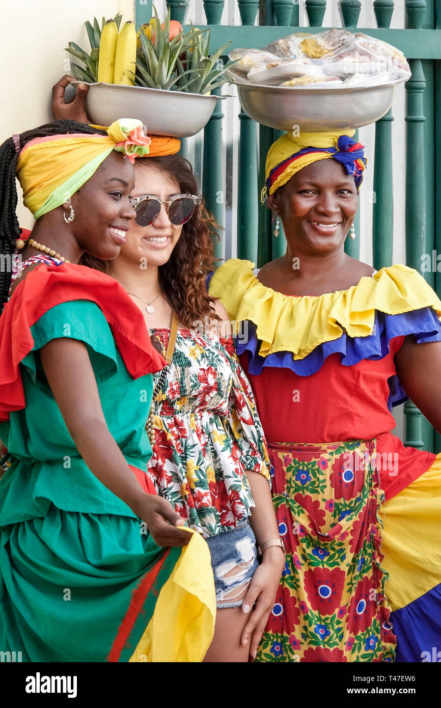 Cartagena Kolumbien, Schwarzer afro karibischer Palenquera, Frau weibliche Frauen, Obstverkäufer, traditionelle Kostüme, kulturelles Erbe Symbol, posiert für Foto, tragen Stockfoto