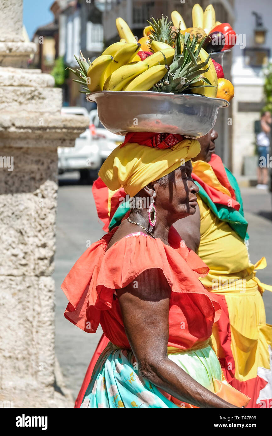 Cartagena Kolumbien, Schwarzer afro karibischer Palenquera, Frau weibliche Frauen, Obstverkäufer, traditionelle Kostüme, Kulturerbe-Symbol, Schale auf dem Kopf tragen, Stockfoto