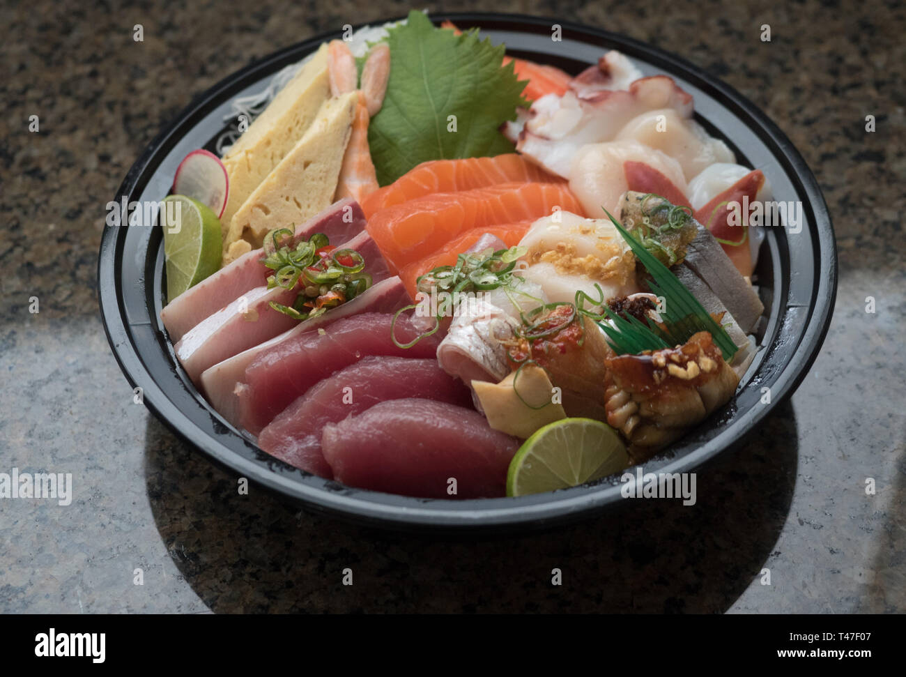 Sushi in einem To-Go-Behälter Stockfoto