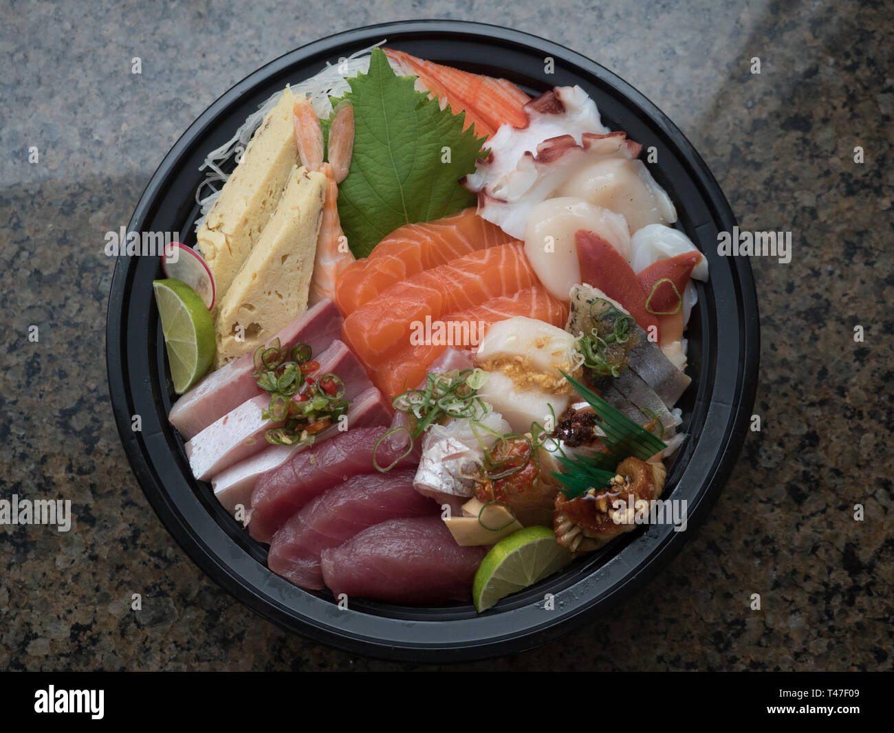Sushi in einem To-Go-Behälter Stockfoto