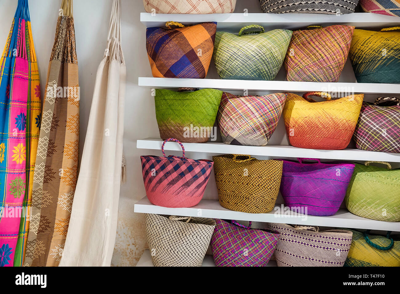 Cartagena Kolumbien, Kolumbien Artesanal, Geschäft, Kunsthandwerk, handwerkliche Produkte, handgewebte Strohsäcke, Hängematten, innen innen, Display-Verkauf, COL190122086 Stockfoto