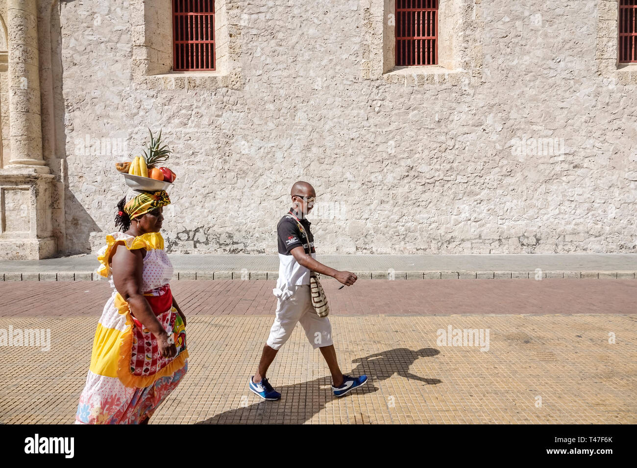 Cartagena Kolumbien, Schwarzer afro karibischer Palenquera, Frau weibliche Frauen, Obstverkäufer, traditionelle Kostüme, Kulturerbe-Symbol, Schale auf dem Kopf tragen, Stockfoto