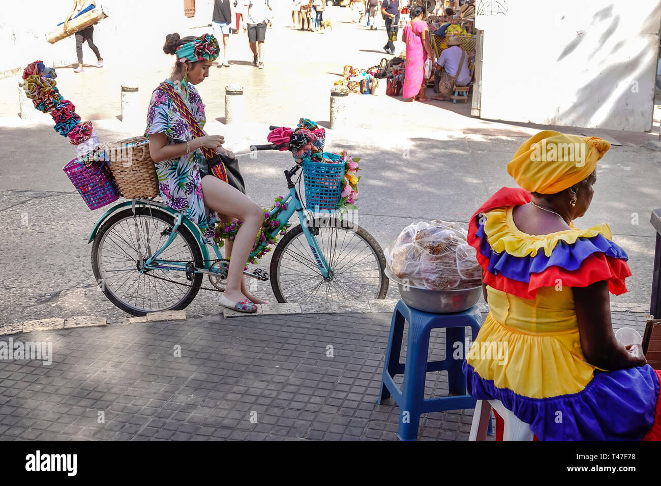 Cartagena Kolumbien, Schwarze Afrikanische Afrikanische Afrikanische ethnische Minderheit, Afrikanische Karibik Palenquera, Erwachsene Erwachsene Frau Frauen weibliche Dame, Obstlieferanten, tr Stockfoto