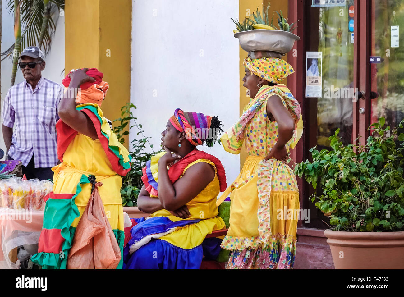 Cartagena Kolumbien, Schwarzer afro karibischer Palenquera, Frau weibliche Frauen, Obstverkäufer, traditionelle Kostüme, Kulturerbe-Symbol, Schale auf dem Kopf tragen, Stockfoto