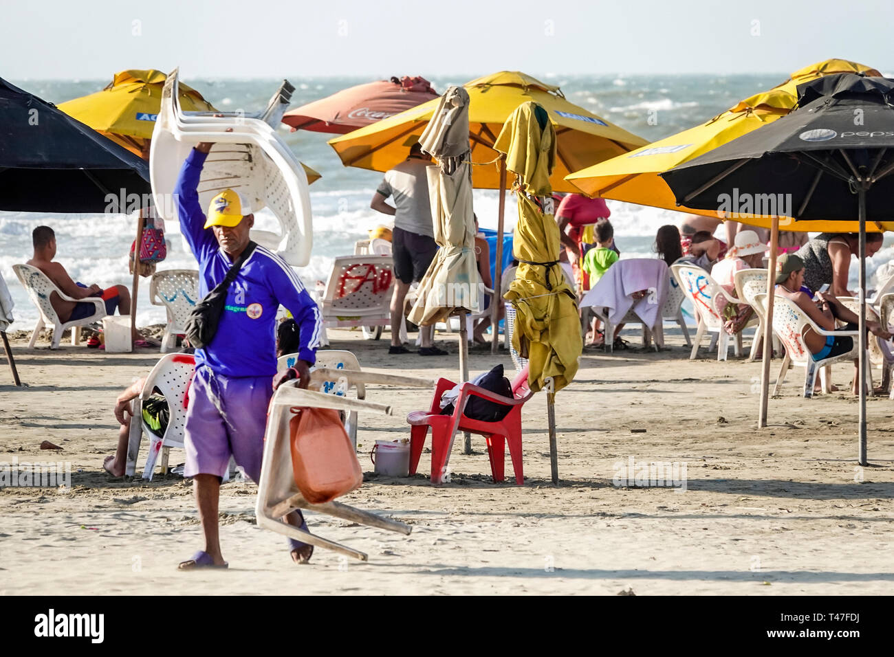 Cartagena Kolumbien, El Lagito, Einwohner von Hispanic, Bewohner, Männer, öffentliche Sonnenschirme am Karibischen Meer mit Liegestühlen, Sand, COL190122154 Stockfoto