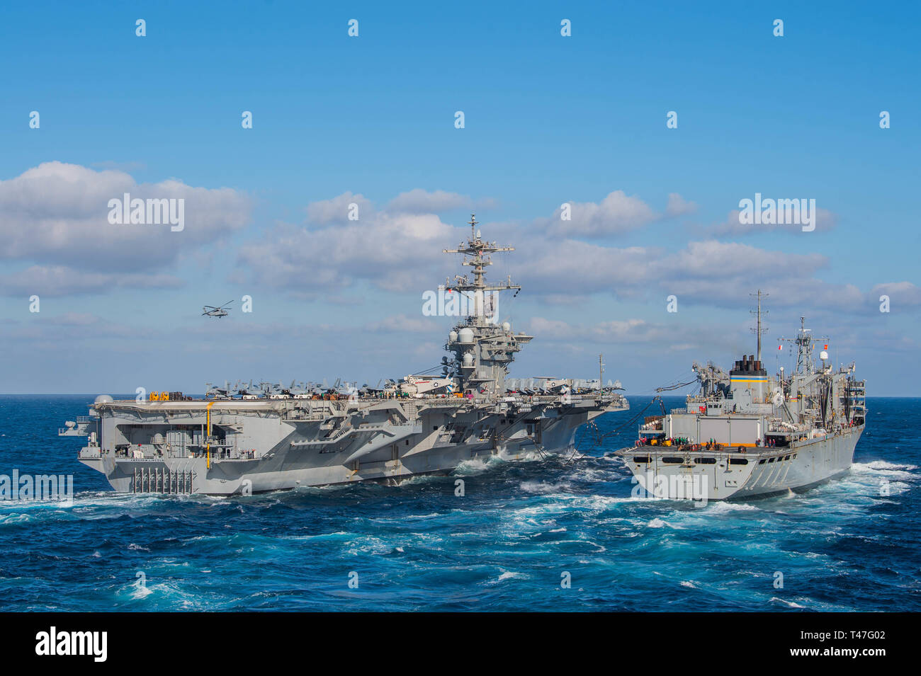 190412-N-DS 741-0042 ATLANTIK (12. April 2019) Der Nimitz-Klasse Flugzeugträger USS Abraham Lincoln (CVN 72) führt eine Auffüllung-auf-See (RAS) mit der schnellen Combat support ship USNS Arktis (T-AOE-8). Abraham Lincoln ist unterwegs als Teil der Abraham Lincoln Carrier Strike Group (ABECSG) Einsatz zur Unterstützung der Zusammenarbeit im Bereich der Sicherheit im Seeverkehr Bemühungen in den USA 5., 6. und 7 Flotte Verantwortungsbereiche. Mit Abraham Lincoln als Flaggschiff, bereitgestellt Streik Vermögenswerte des Konzerns gehören Personal, Schiffe und Flugzeuge von Carrier Strike Group 12 (CSG 12), Destroyer Squadron 2 (DESRON 2), USS Le Stockfoto