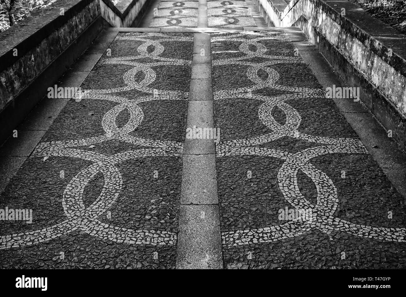 Typische Steinboden Lissabon, Detail eines typischen Floor mit Formen und Zeichnungen, Kunst Portugal, Tourismus Stockfoto