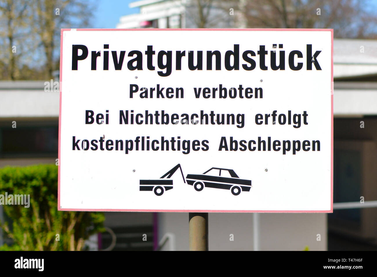 Schild am Parkplatz sagen in Deutscher Sprache: "privates Eigentum. Parken verboten. Fahrzeuge entfernt auf Kosten des Eigentümers abgeschleppt' Stockfoto