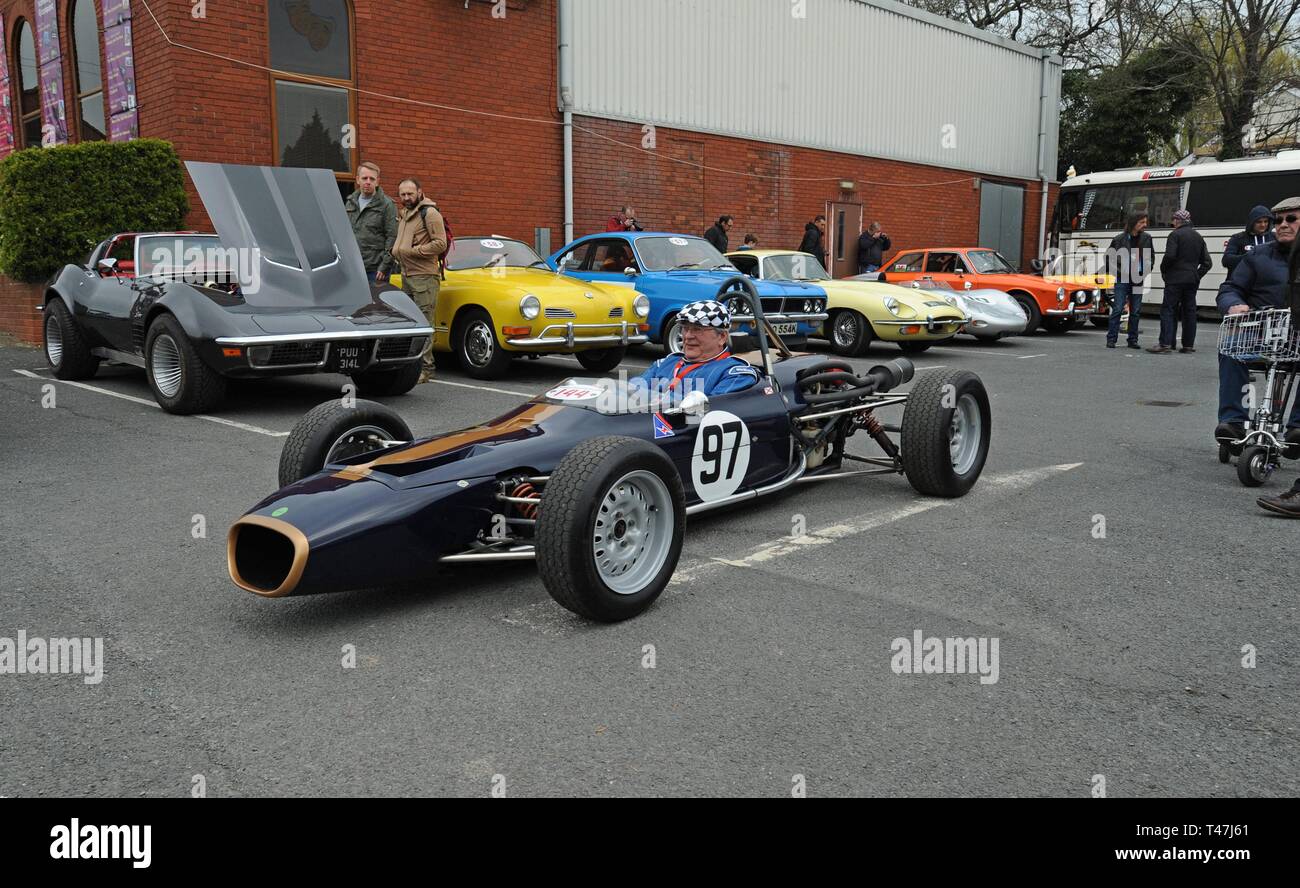 Bromyard, Herefordshire 7 April 2019. Die Straßen sind für die jährliche Bromyard Geschwindigkeit fest geschlossen. Oldtimer & Classic Cars & Bikes auf den Straßen. Stockfoto