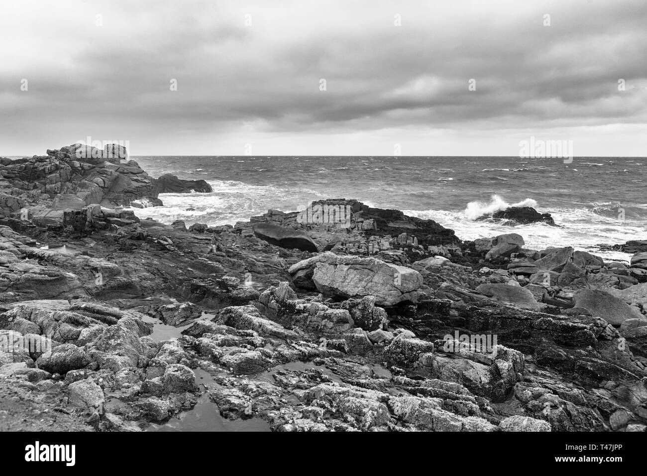 Porth Wrack, St. Mary's, Isles of Scilly, Großbritannien, an einem windigen und bewölkten Tag: Schwarz und Weiss Stockfoto