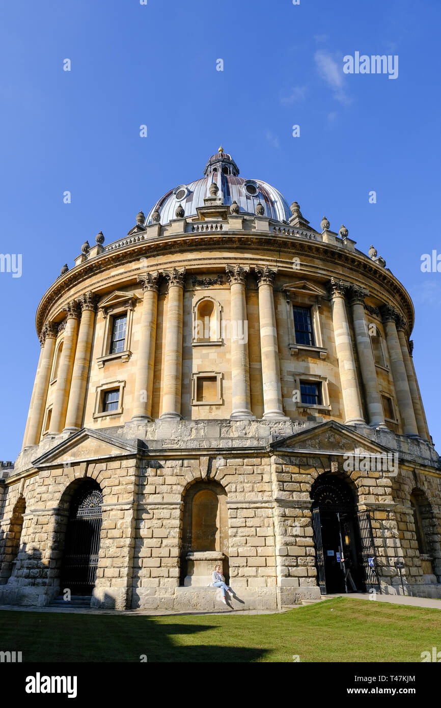 Studierende an der Universität Oxford Radcliffe Camera, Lesezimmer, das Teil der Bodleian Bibliothek. Stockfoto