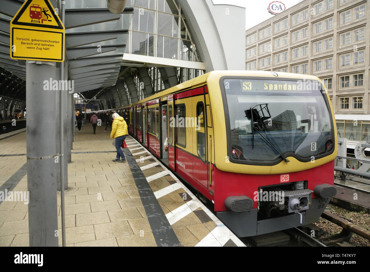 S-Bahn nach Spandau an der Haltestelle Alexanderplatz gebunden, East Berlin, Deutschland. Stockfoto