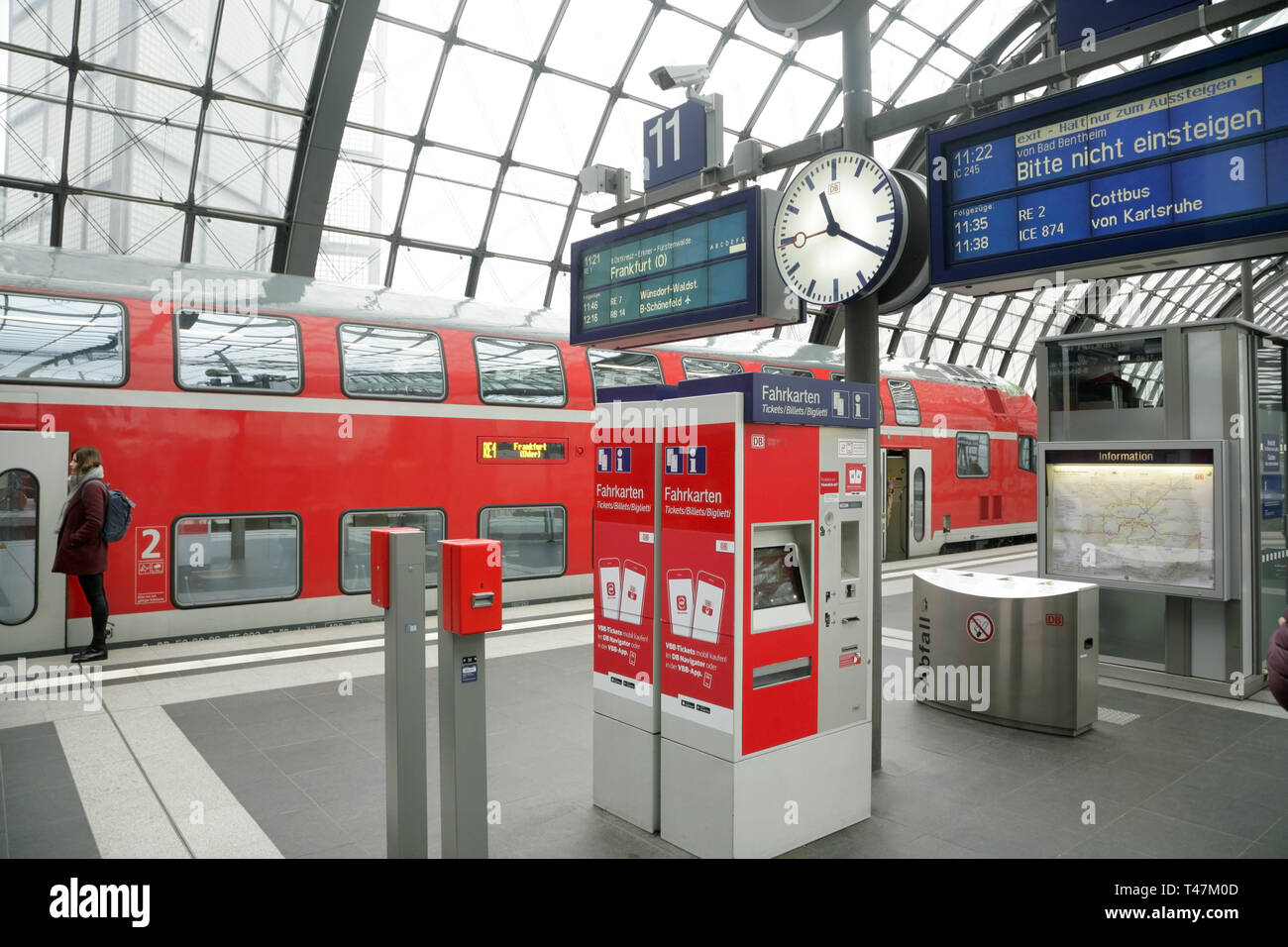 Self-service-Automaten und Zug Infotafeln am Hauptbahnhof, Berlin