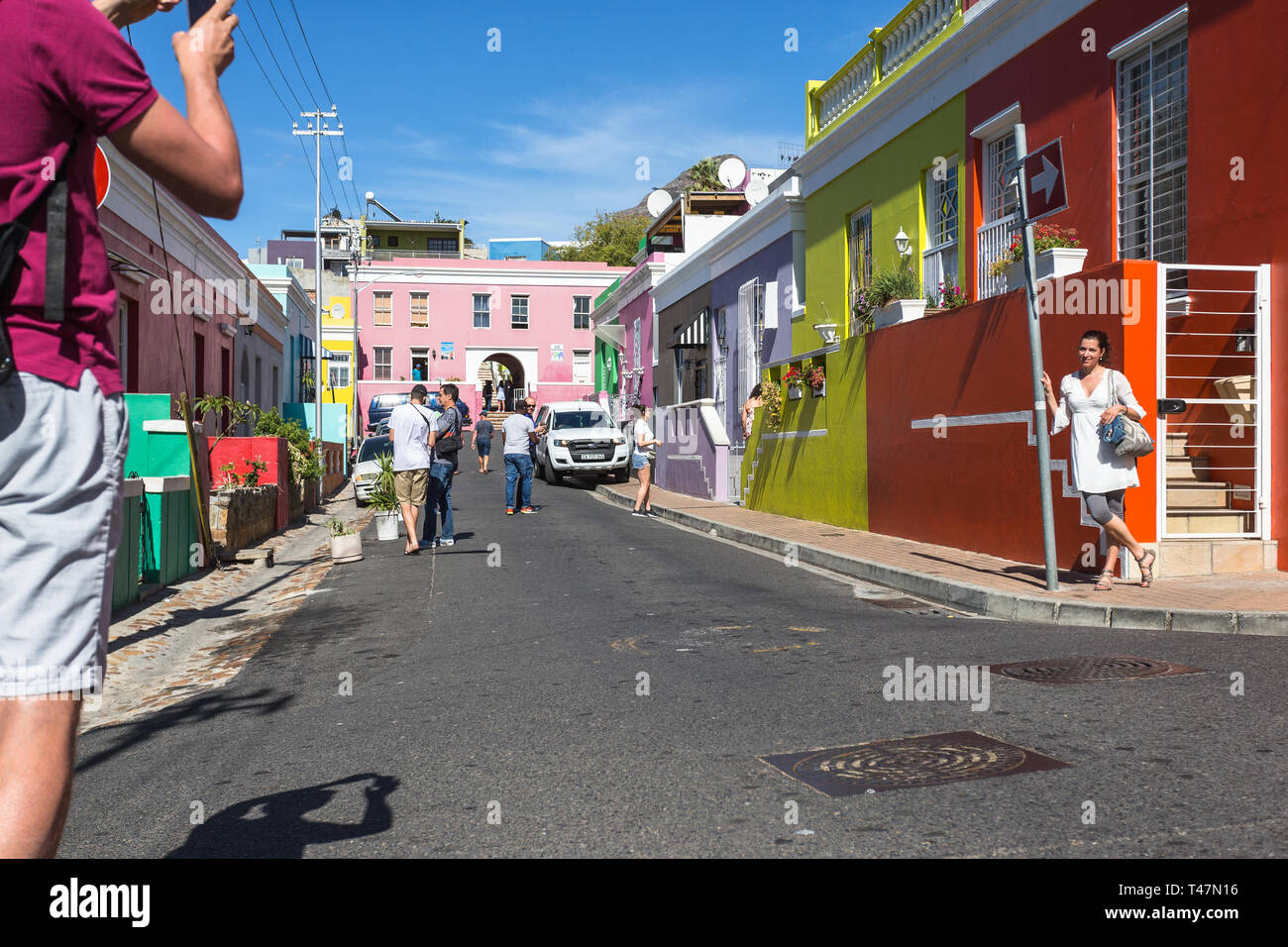 Tourist, Foto von Freund auf der Straße vor dem bunten Häuser im historischen Wohngebiet von Bo Kaap in Kapstadt, Südafrika Stockfoto