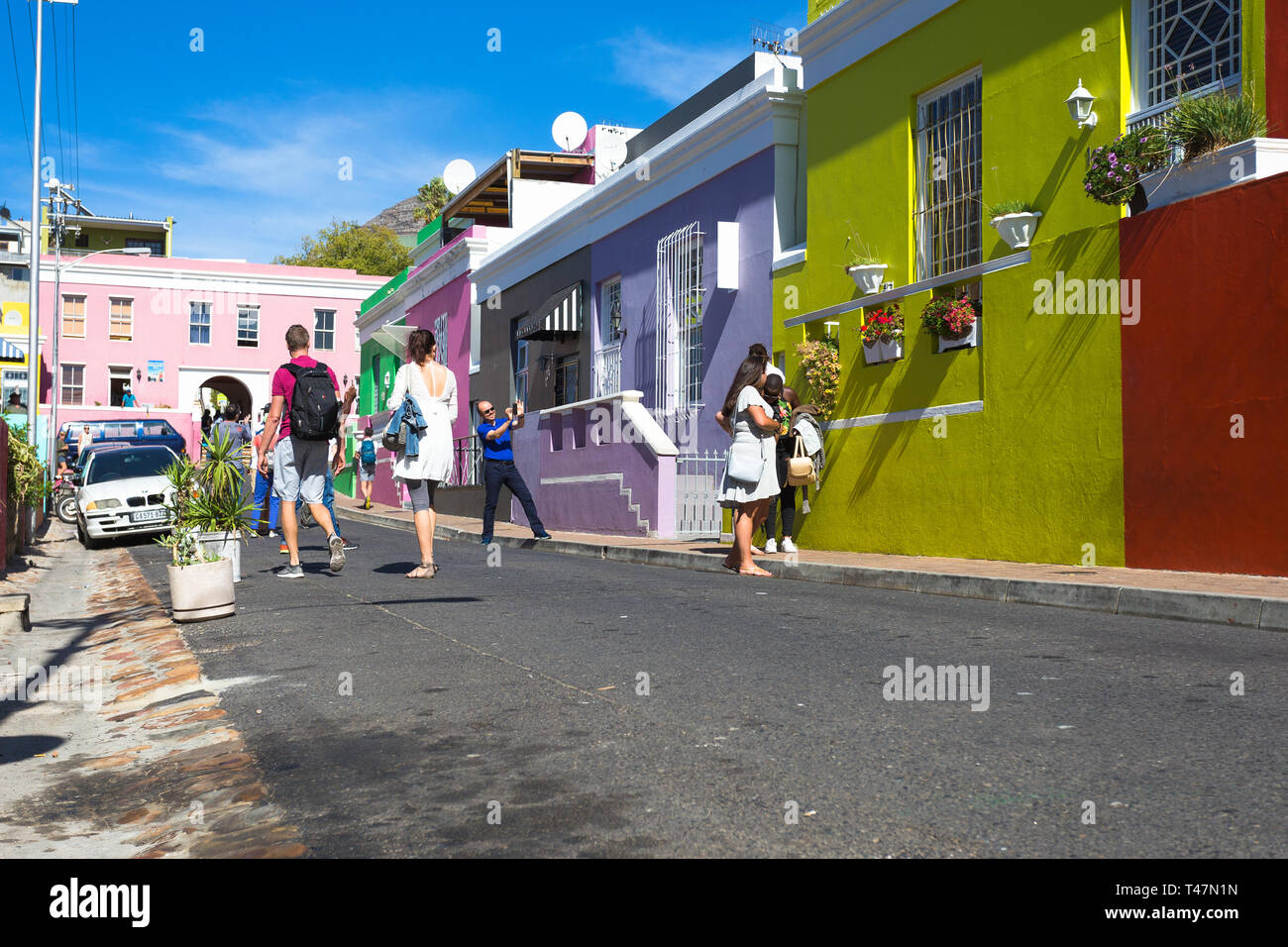 Tourist, Foto in der Straße von Freunden vor bunten Häusern von Bo Kaap ein Cape Malay historischen Wohngegend in Kapstadt Stockfoto