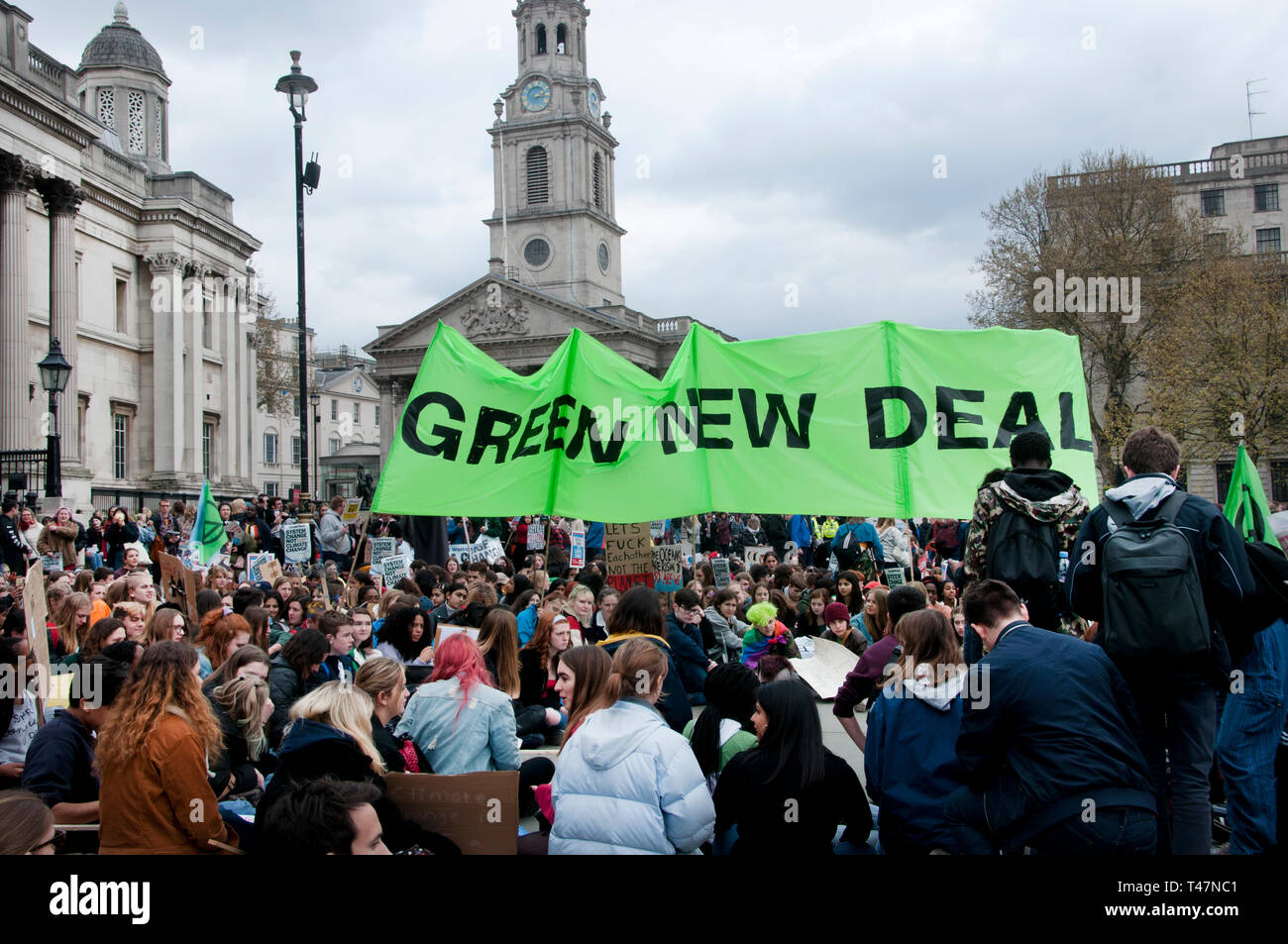 London, Trafalgar Square. 12. April 2019. Jugend Streik für den Klimawandel mit einem Banner mit der Aufschrift "Green New Deal". Stockfoto