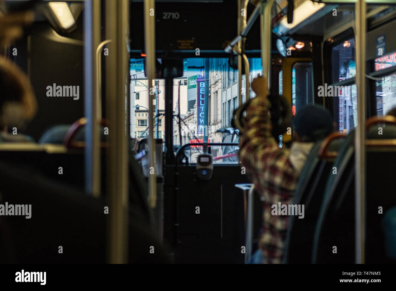 Einrichtung eines öffentlichen Bus durch die belltown Nachbarschaft in Seattle vorbei Stockfoto