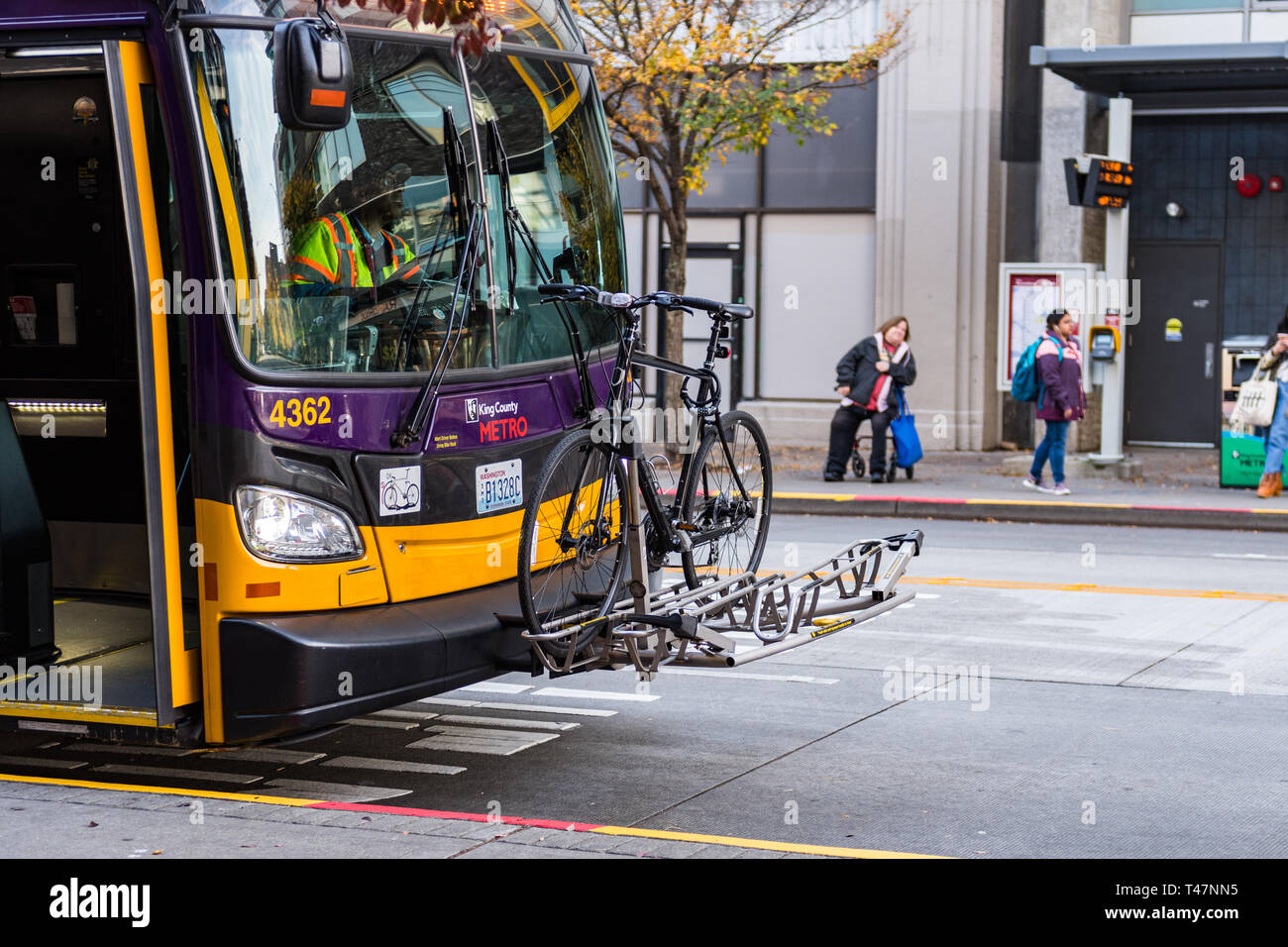 Ein Fahrrad, das auf der Vorderseite eines öffentlichen Bus in der Innenstadt von Seattle Stockfoto