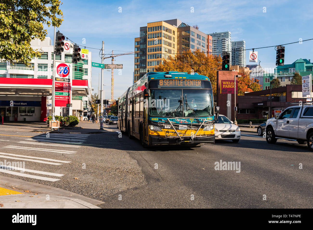 Bus Linie 8 nach Seattle Center geht durch den Verkehr in der belltown Nachbarschaft. Stockfoto