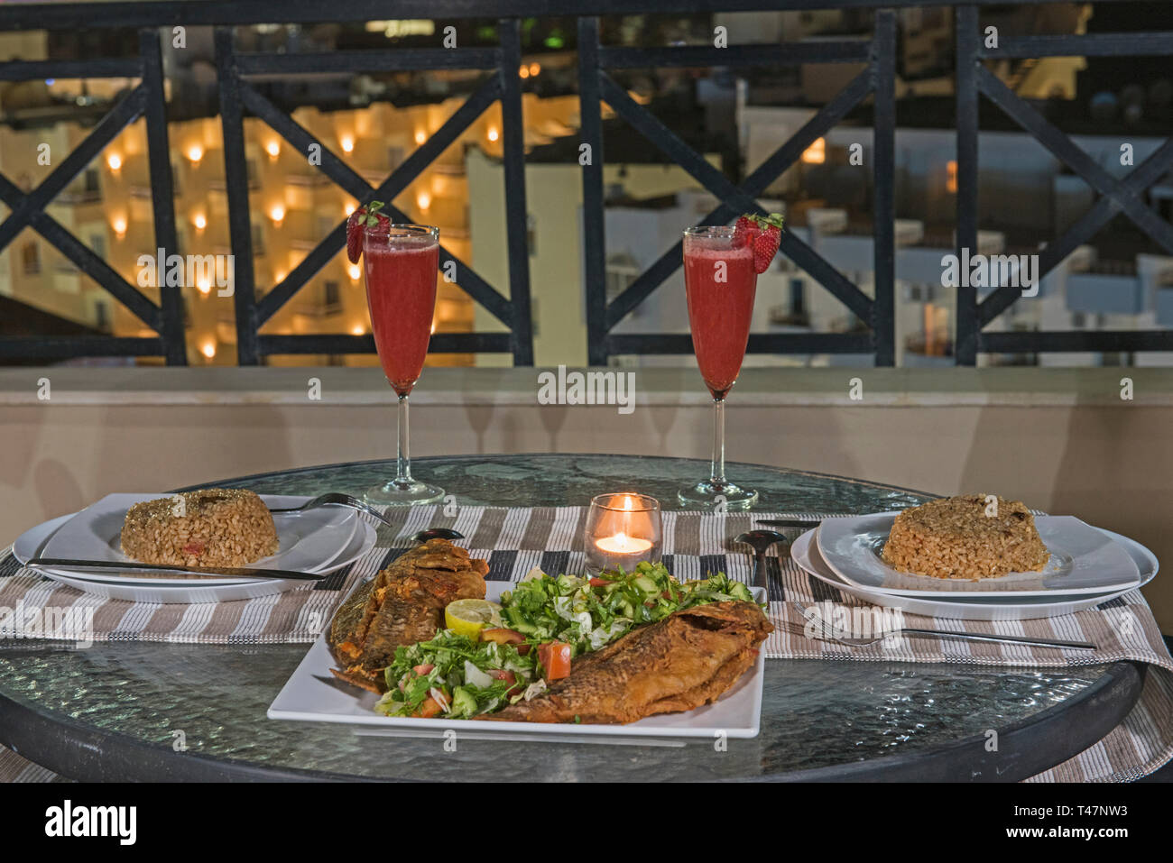 Romantisches Abendessen Einstellung für ein Paar in den Kerze Tabelle nachts beleuchtet Stockfoto
