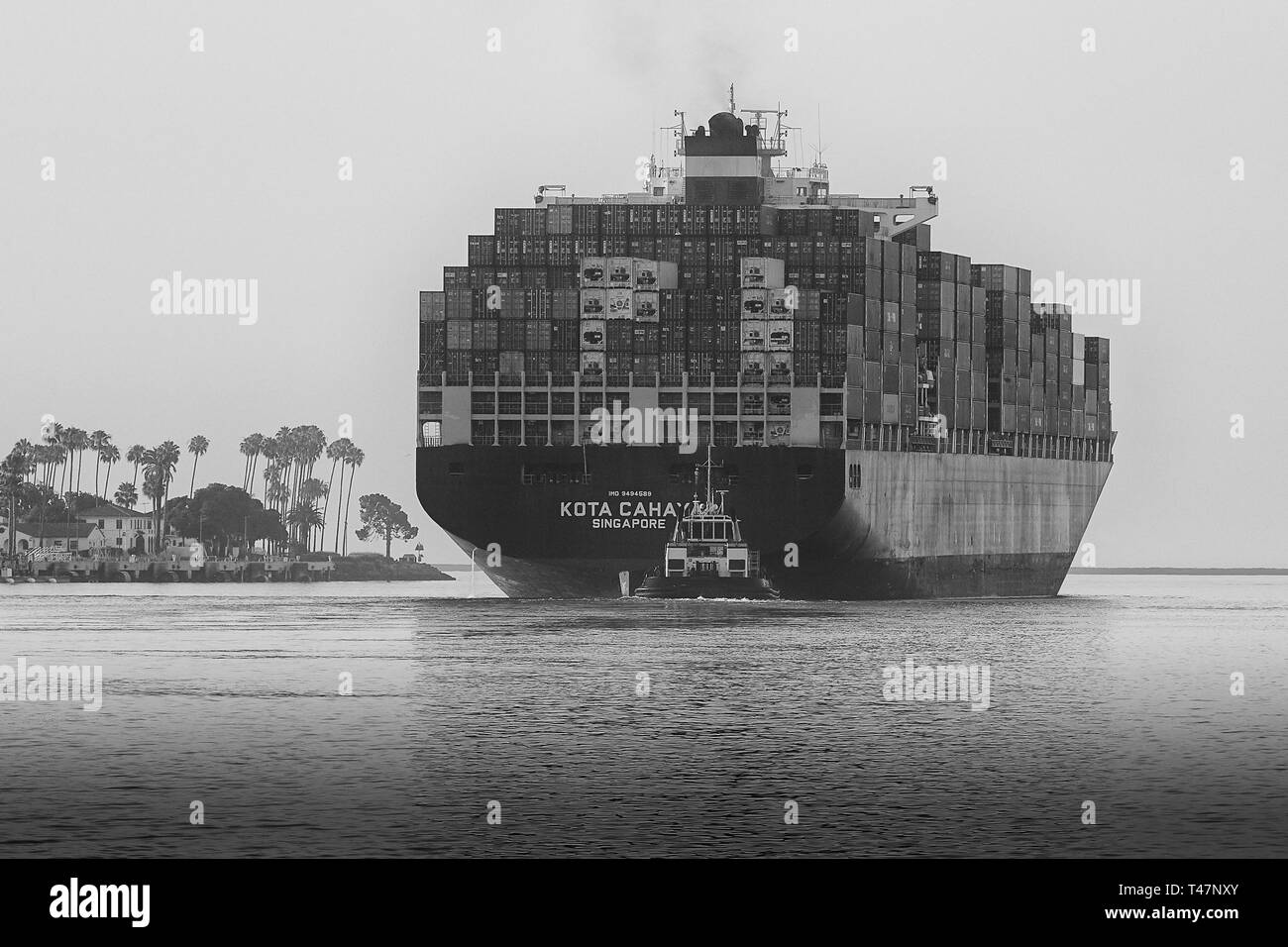 Schwarz-weiß-Foto von Containerschiff KOTA CAHAYA, das den Los Angeles Main Channel passiert, als sie den Hafen von Los Angeles, Kalifornien verlässt Stockfoto