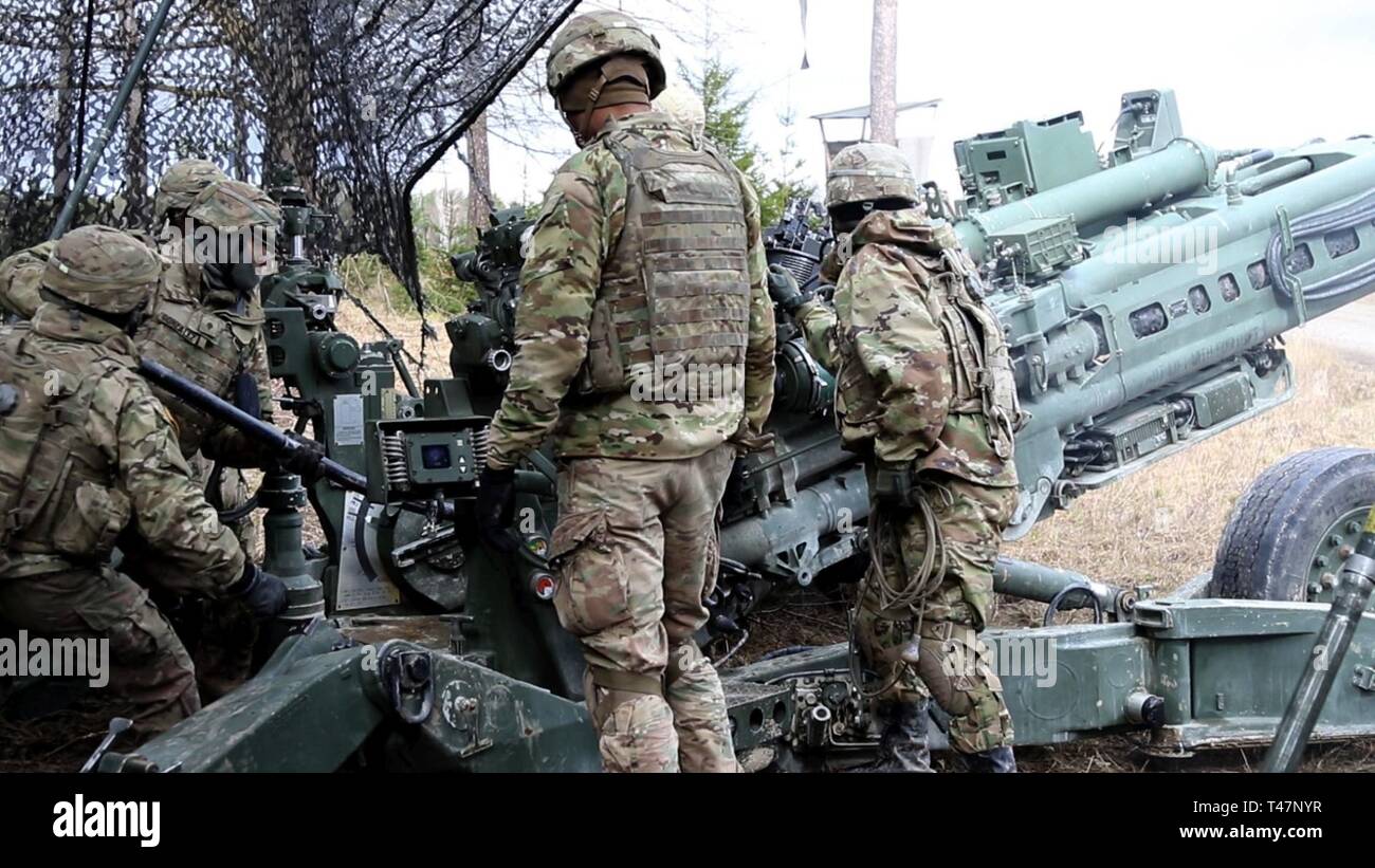 Soldaten mit Archer Batterie, Field Artillery Squadron, 2.Kavallerie Regiments, bereitet die M777A2 Howitzer während der Übung Dynamische Front 19, 5. März bei Grafenwöhr Training Area, Deutschland. Dynamische Vordere 19 ist eine multinationale Übung der US-Armee in Europa zur Verbesserung der Alliierten und Partner nation Fähigkeit zu lange liefern - Bereich Feuer. Es ermöglicht Verbündeten persönlich, fachlich, technisch und taktisch stärker und fähiger Kräfte in der Zeit der Krise zu schaffen. Stockfoto