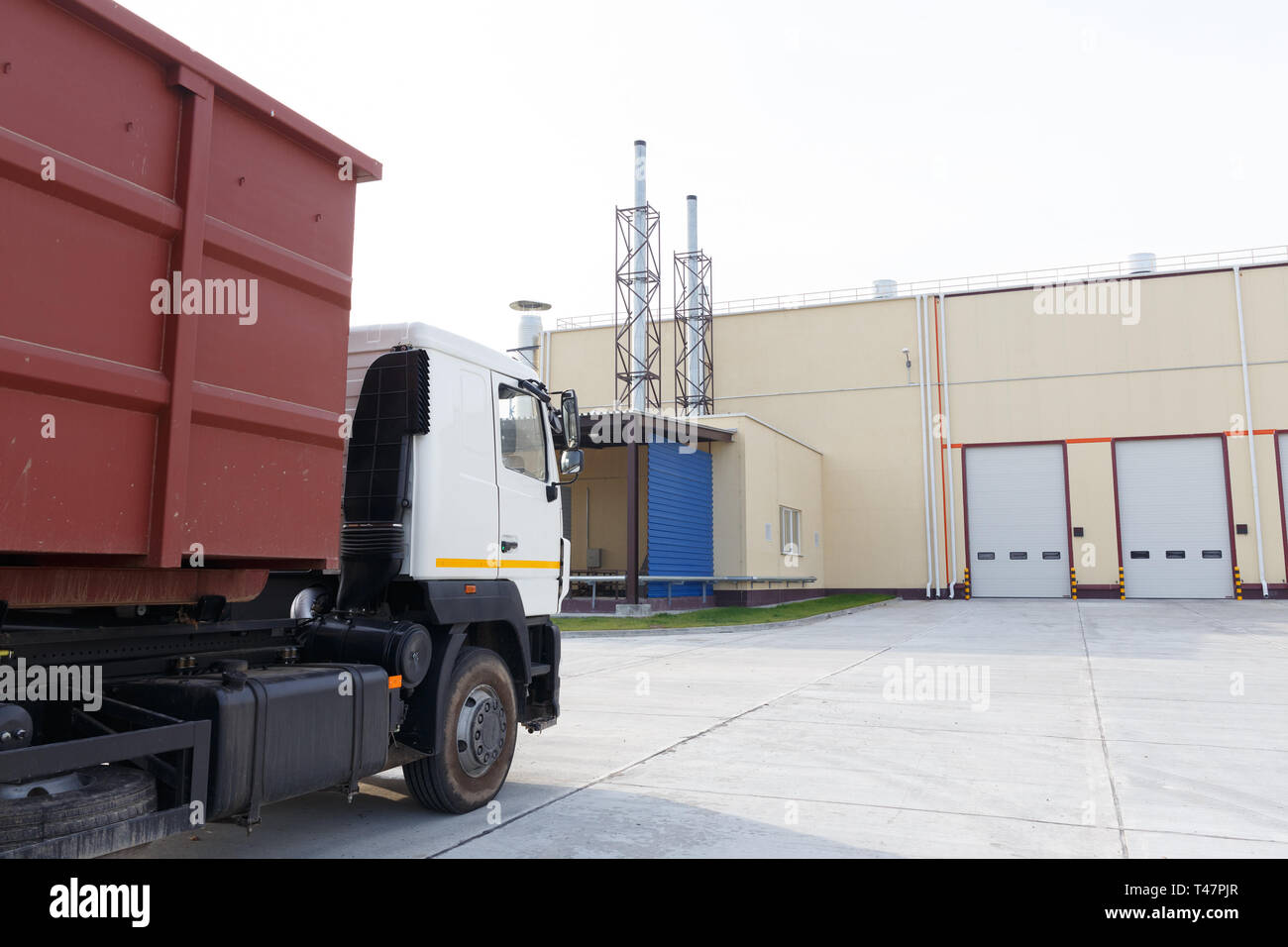 Müllwagen mit Müll warten, um den Müll nach Eingeben Stockfoto