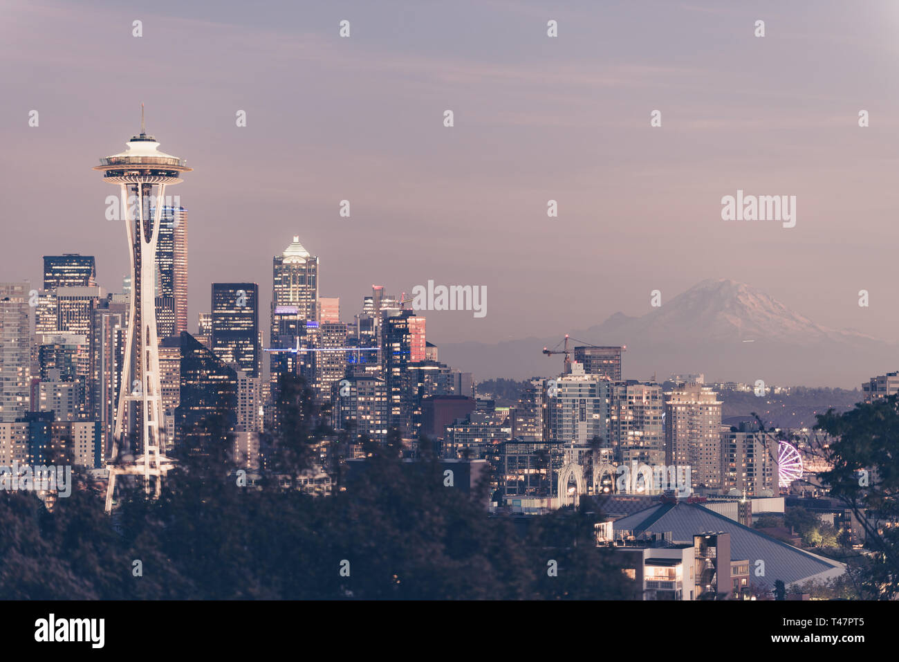 Sonnenuntergang über der Skyline der Stadt Seattle und das Profil des Mount Rainier im Hintergrund. Stockfoto