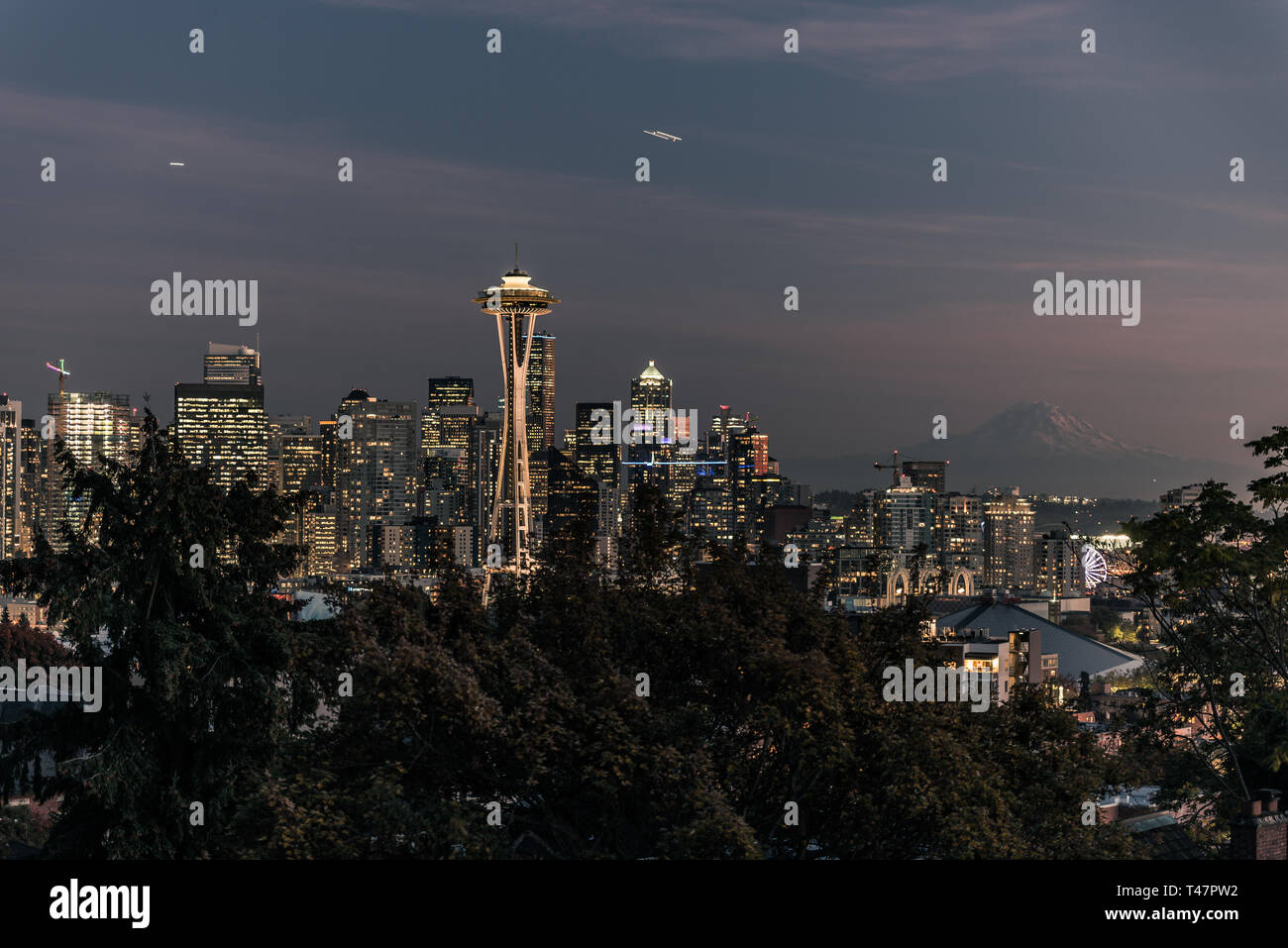 Sonnenuntergang über der Skyline der Stadt Seattle und das Profil des Mount Rainier im Hintergrund. Stockfoto