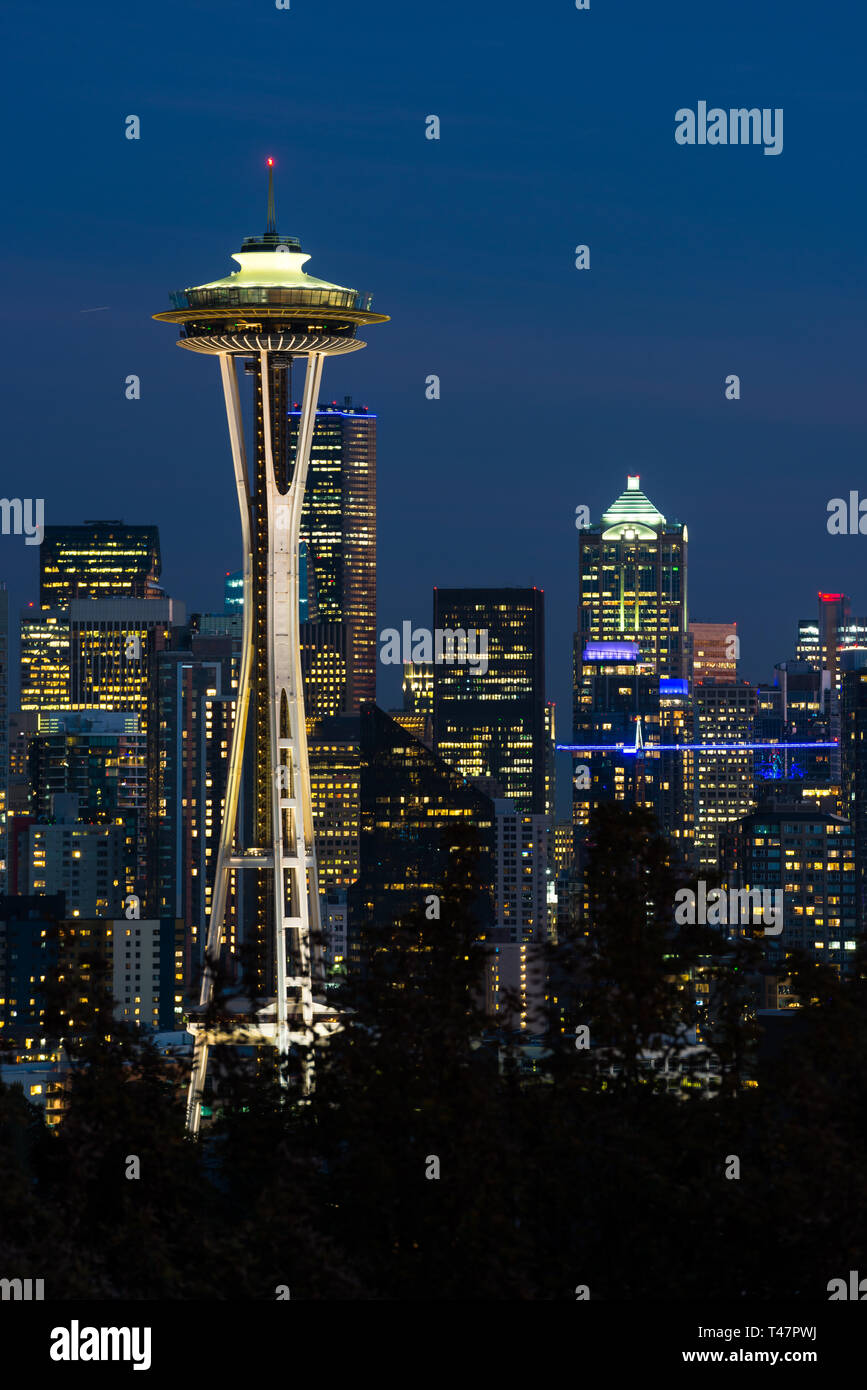 Nacht Blick auf die Skyline von Seattle Mit der Space Needle und anderen ikonischen Gebäude im Hintergrund. Stockfoto