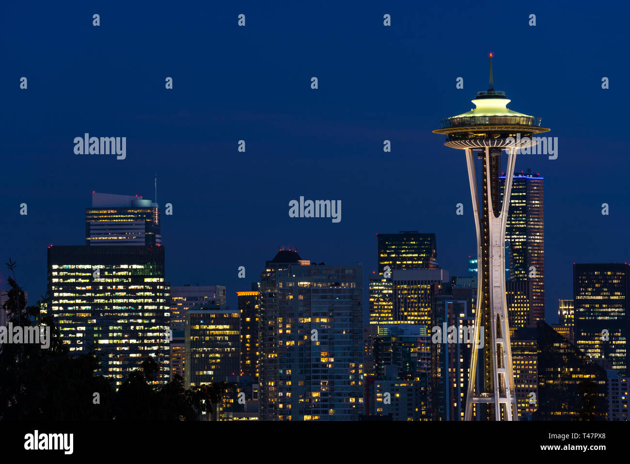 Nacht Blick auf die Skyline von Seattle Mit der Space Needle und anderen ikonischen Gebäude im Hintergrund. Stockfoto