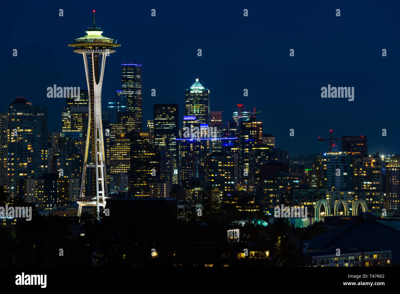 Nacht Blick auf die Skyline von Seattle Mit der Space Needle und anderen ikonischen Gebäude im Hintergrund. Stockfoto