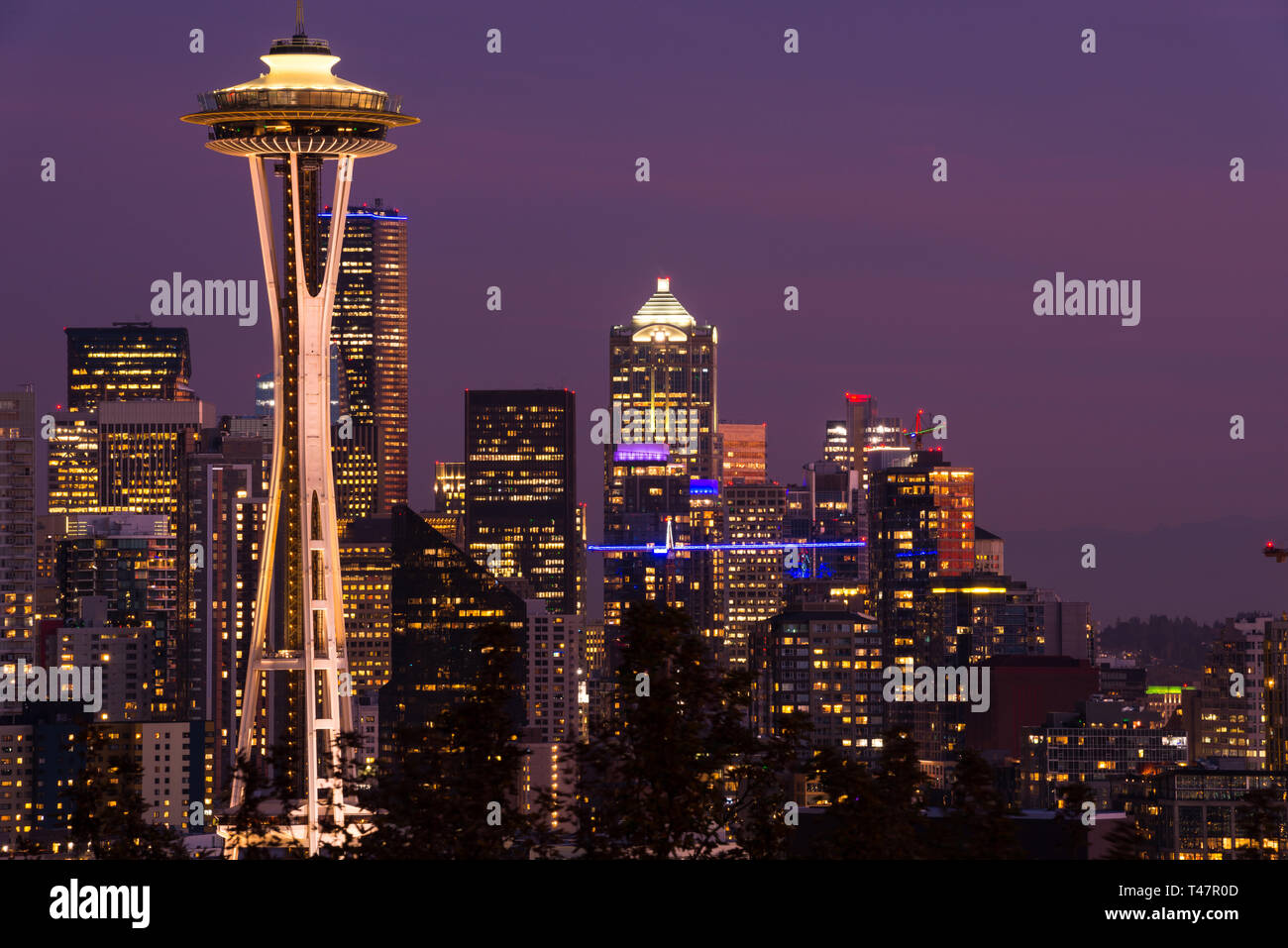 Nacht Blick auf die Skyline von Seattle Mit der Space Needle und anderen ikonischen Gebäude im Hintergrund. Stockfoto