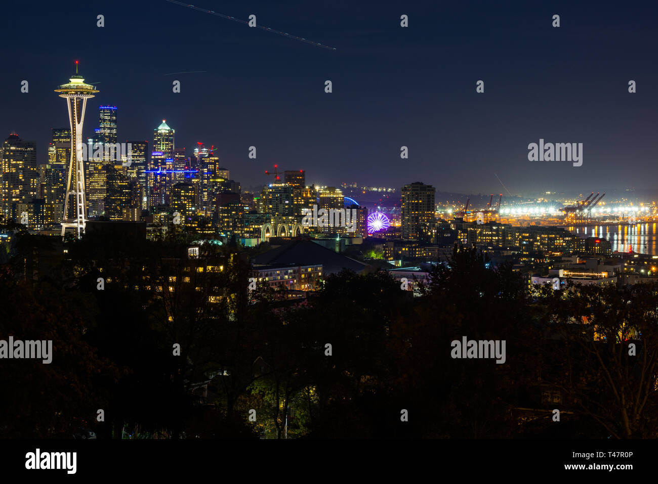 Nacht Blick auf die Skyline von Seattle Mit der Space Needle und anderen ikonischen Gebäude im Hintergrund. Stockfoto