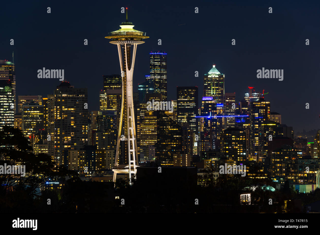 Nacht Blick auf die Skyline von Seattle Mit der Space Needle und anderen ikonischen Gebäude im Hintergrund. Stockfoto